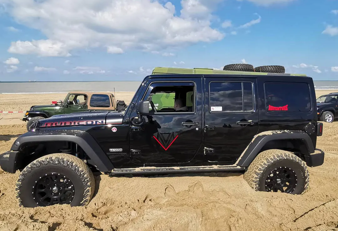 Jeep von Adventure Motors auf einem Waldweg