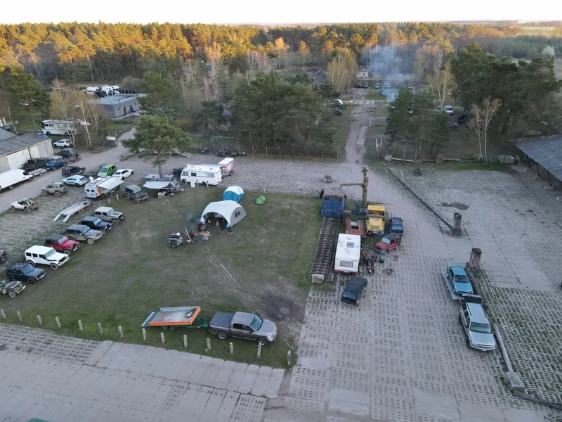Luftaufnahme vom Gelände eines Jeep-Treffens mit geparkten Autos und Zelten