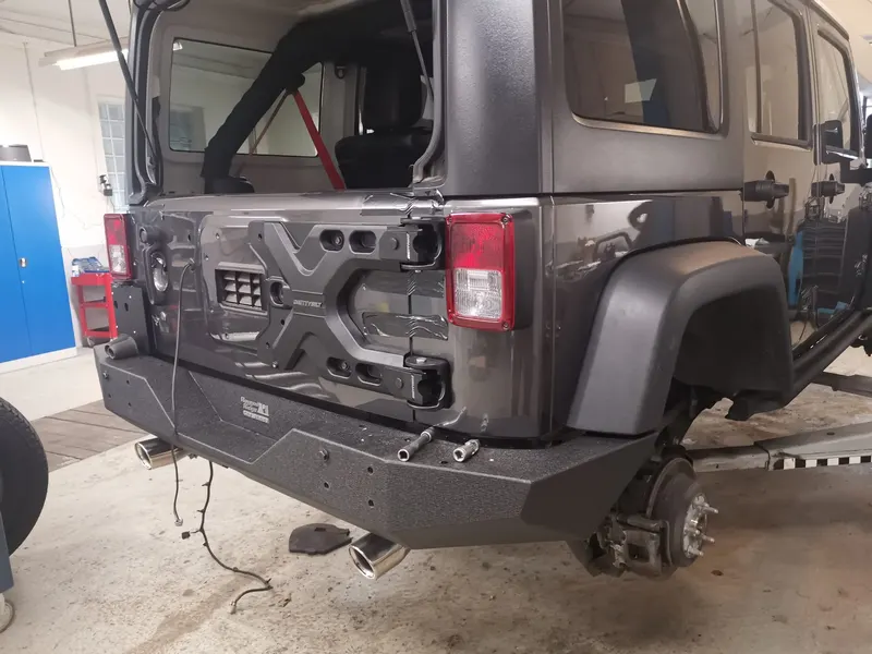 Heck eines Jeep Wrangler mit neuer Stahlstoßstange, Reserverad abgenommen