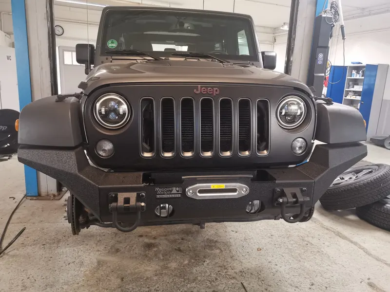 Front eines Jeep Wrangler mit Stahlstoßstange und Seilwinde