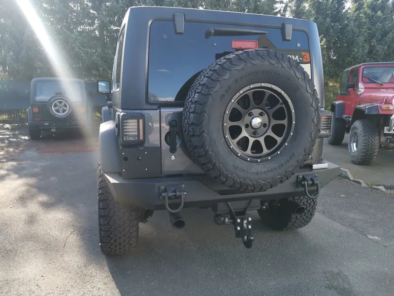 Heck eines Jeep Wrangler mit Reserverad und Anhängerkupplung