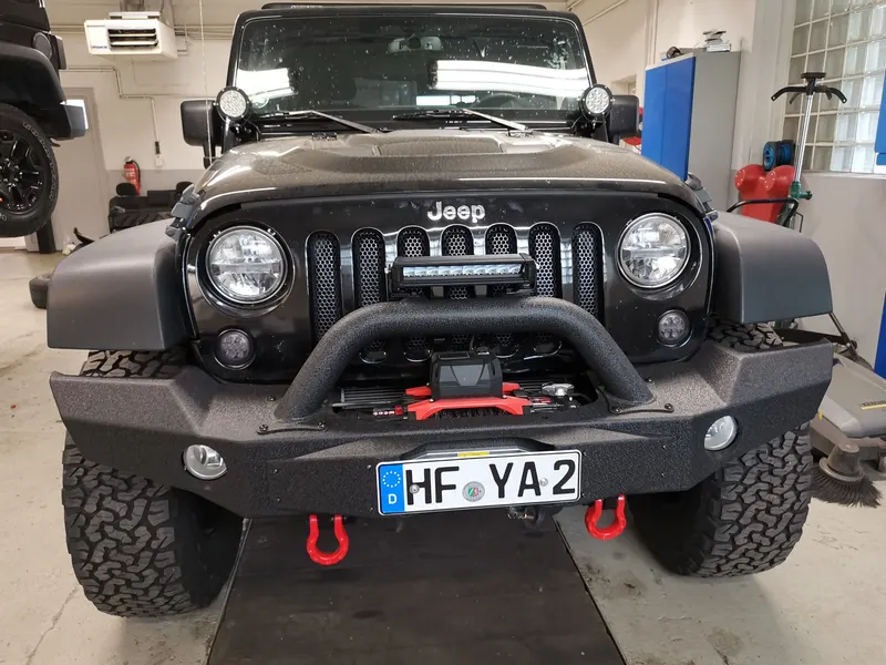 Front eines Jeep Wrangler mit Rammschutzbügel, LED-Leiste und Seilwinde