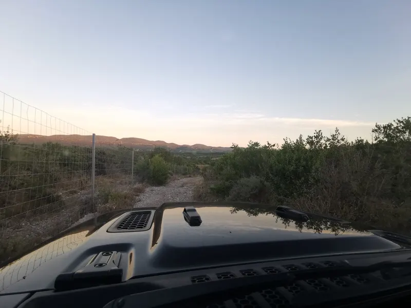 Blick über die Motorhaube eines Jeeps in die Landschaft der Ardèche