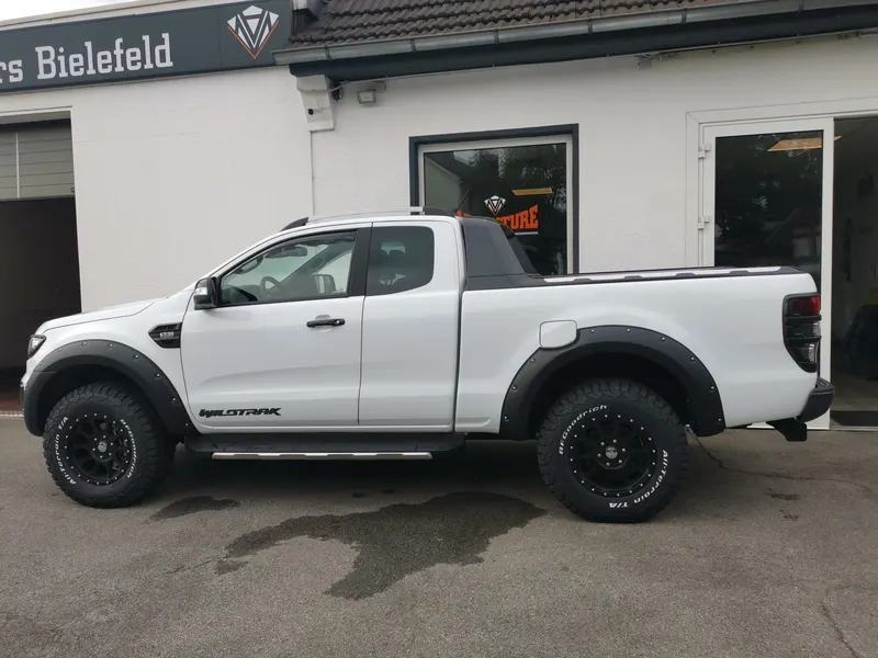 Weißer Ford Ranger in der Seitenansicht vor dem Firmengebäude