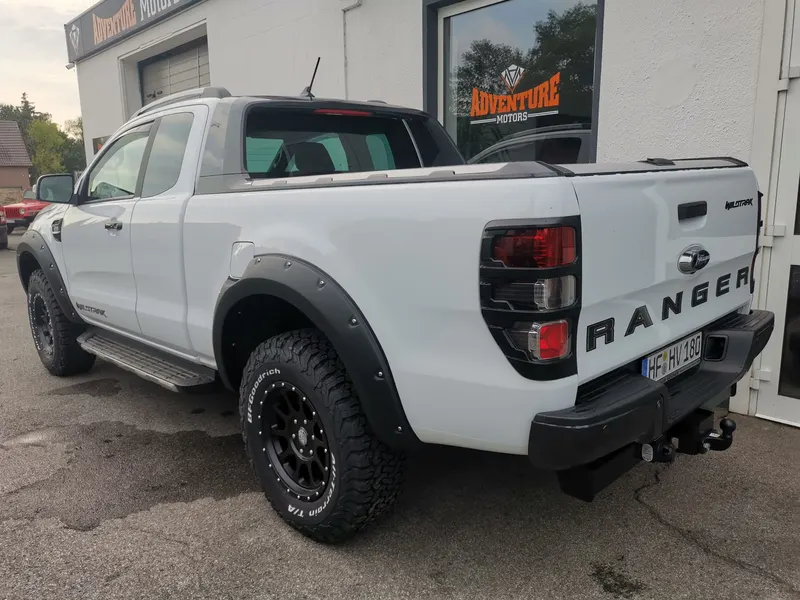 Heck eines weißen Ford Ranger mit Offroad-Rädern