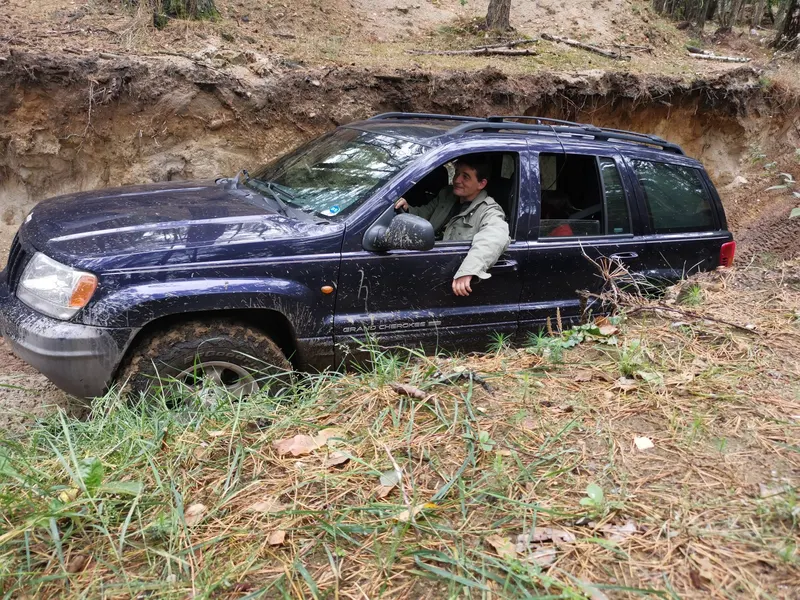 Jeep Grand Cherokee in starker Schräglage in einer Senke