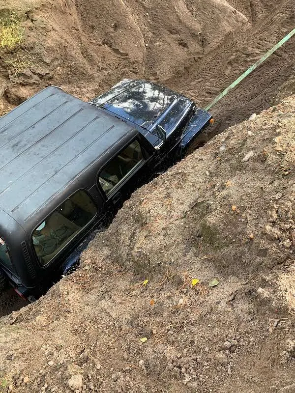 Jeep in extremer Schräglage in einem Graben