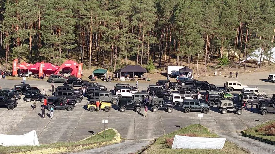 Viele Jeeps auf dem Platz eines Jeep-Treffens