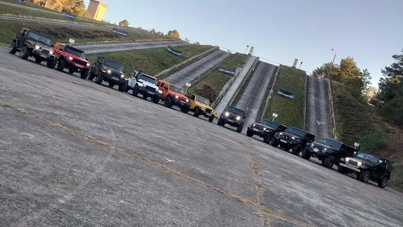 Lange Reihe von Jeeps auf einer asphaltierten Rampe