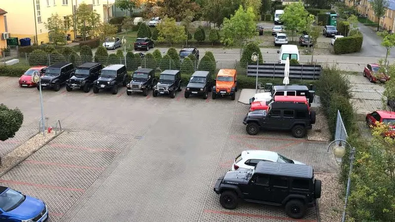 Parkplatz eines Hotels voller Jeeps, von oben fotografiert