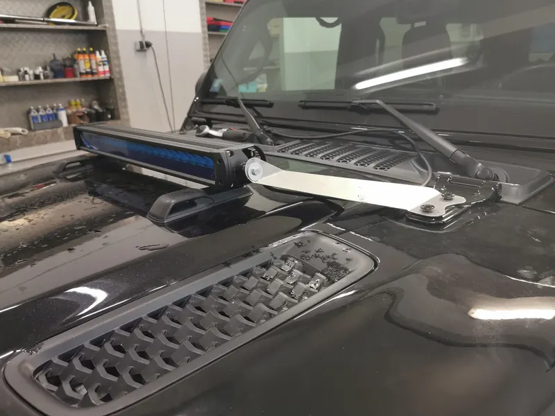 Motorhaube eines Jeeps mit montierter LED-Lichtleiste