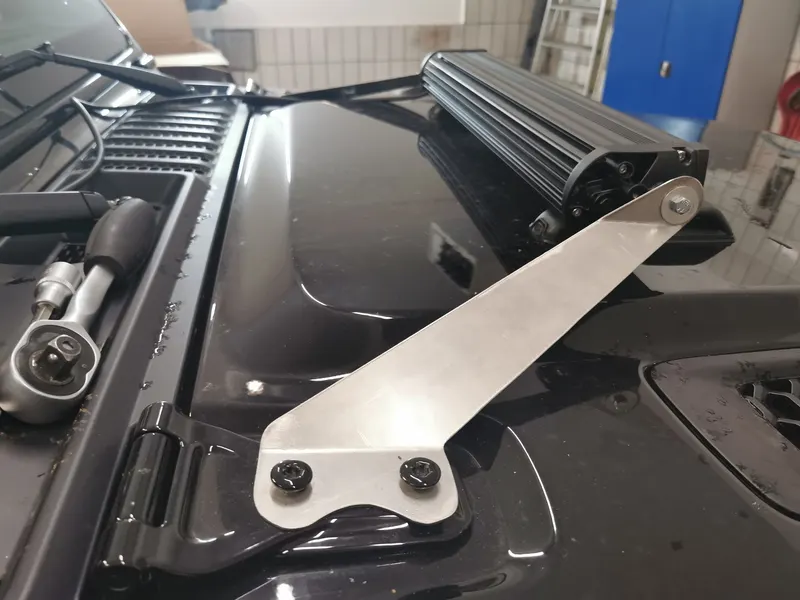Halterung für eine LED-Lichtleiste an der Motorhaube