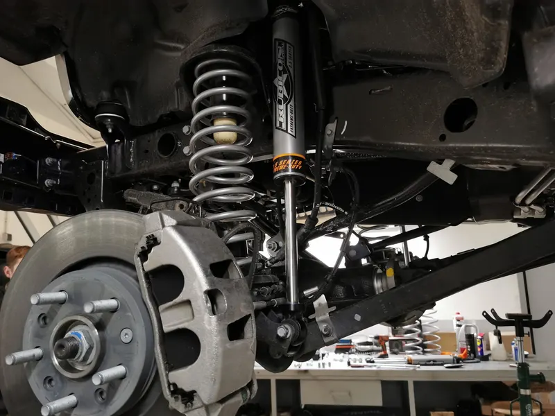 Vorderradaufhängung mit Federn und Offroad-Stoßdämpfern
