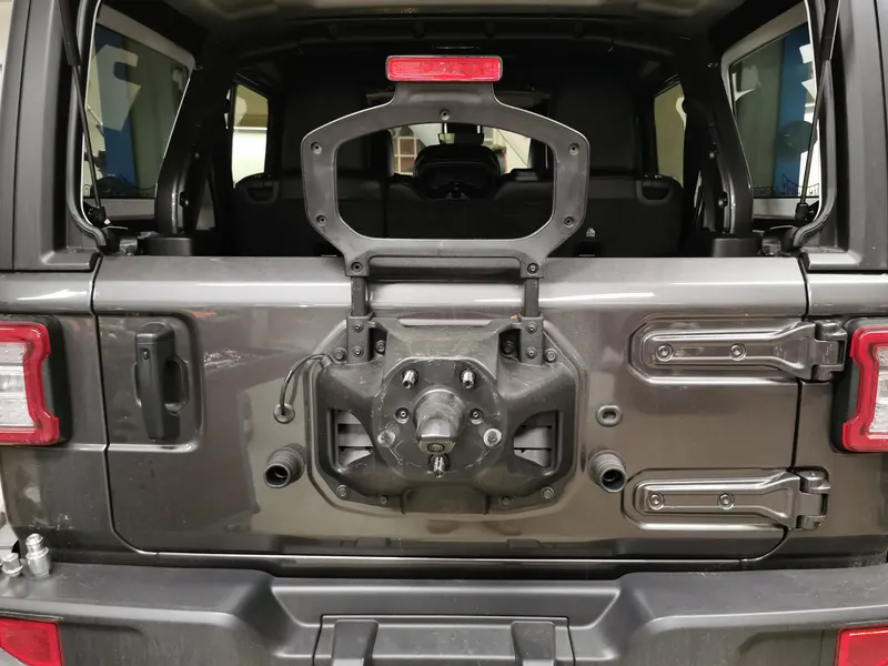Hecktür eines Jeep Wrangler mit abgenommenem Reserverad und Halterung