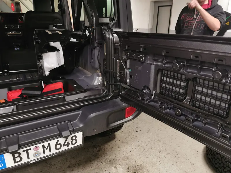 Geöffnete Hecktür eines Jeep Wrangler während des Umbaus