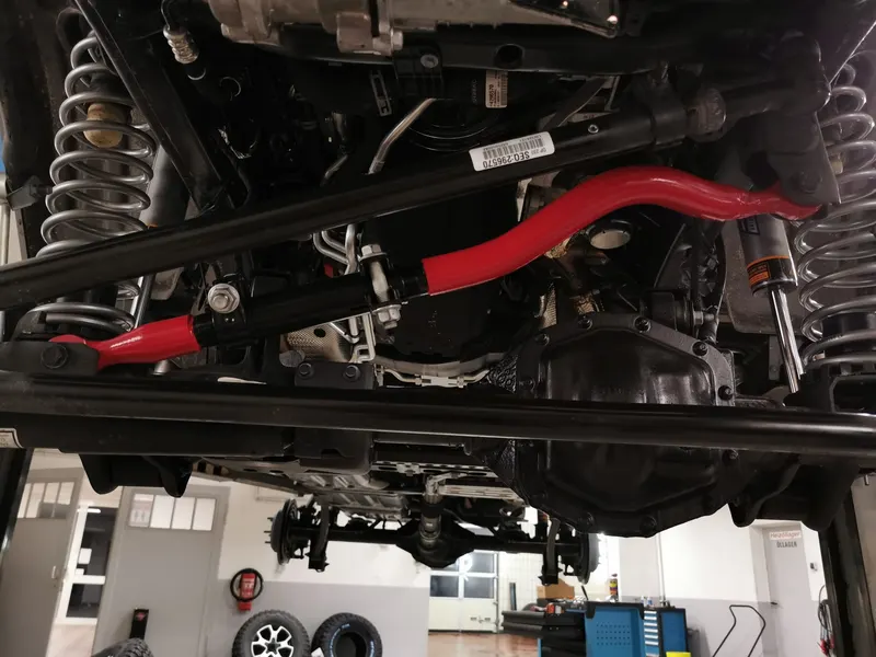 Rote Querlenker an der Hinterachse eines Jeep Wrangler