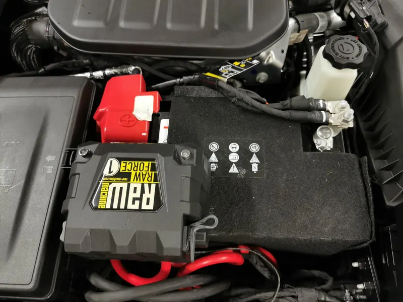 Steuergerät einer Seilwinde im Motorraum