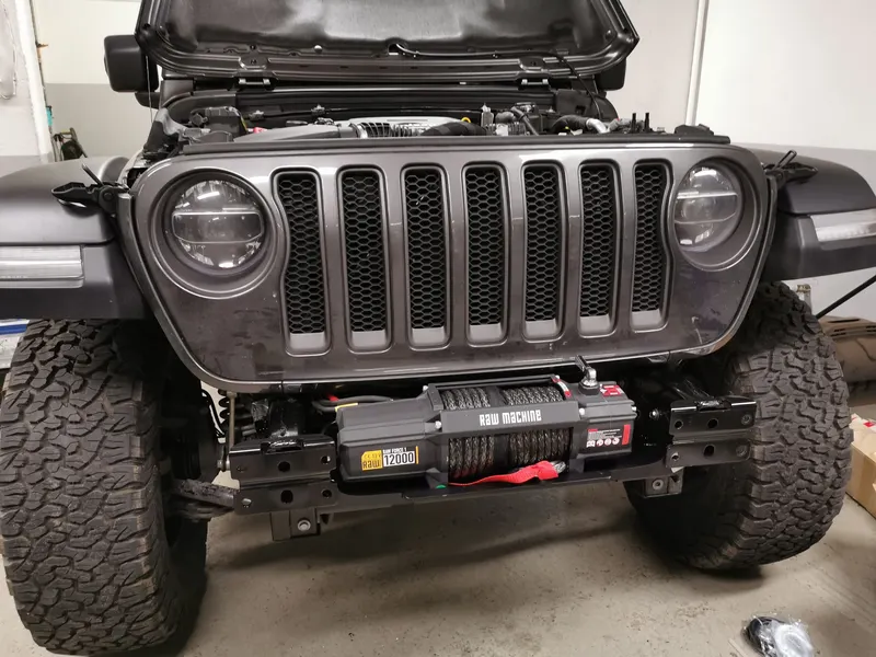 Front eines Jeep Wrangler mit eingebauter Seilwinde, Motorhaube offen