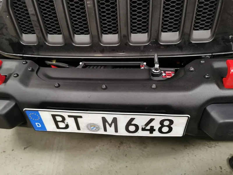Stoßstange eines Jeep Wrangler mit Seilwinde, Nahaufnahme