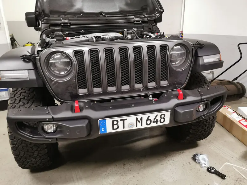Front eines Jeep Wrangler mit roten Bergehaken und Seilwinde