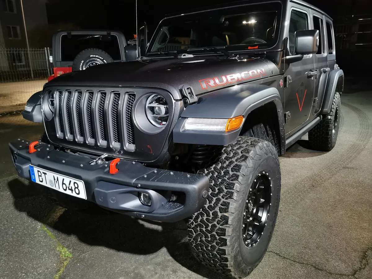 Grauer Jeep Wrangler Rubicon mit Seilwinde in der Werkstatt