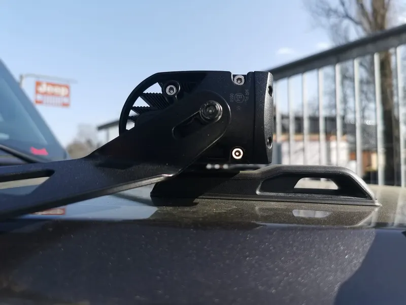 Montierter LED-Scheinwerfer auf der Halterung an der Motorhaube
