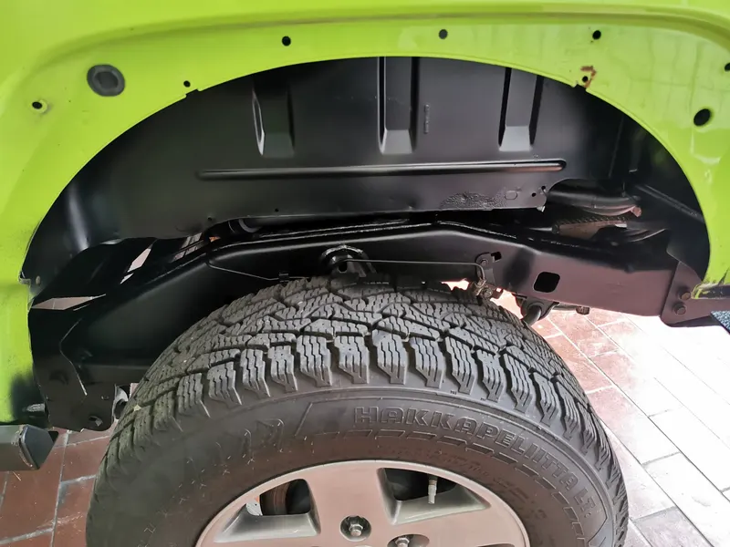Radlauf eines grünen Jeep Wrangler ohne Kotflügel