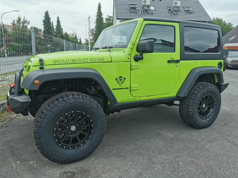 Hellgrüner Jeep Wrangler Rubicon auf dem Hof