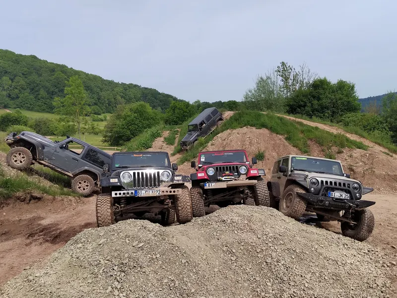 Jeeps fahren im Offroad-Gelände einen Hügel hinauf