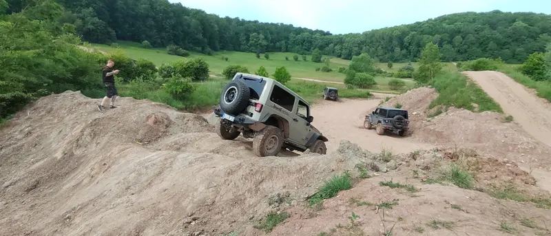 Mehrere Jeeps im hügeligen Offroad-Gelände