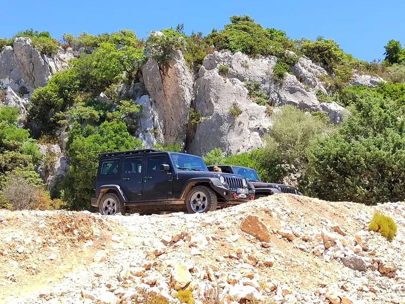 Jeeps zwischen Felsen und Macchia auf Sardinien