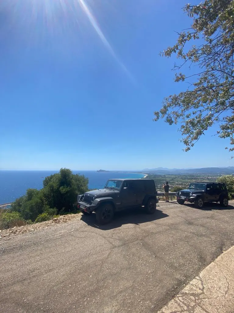 Jeeps an einem Aussichtspunkt hoch über dem Meer