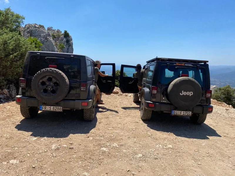 Zwei Jeeps von hinten an einem Aussichtspunkt