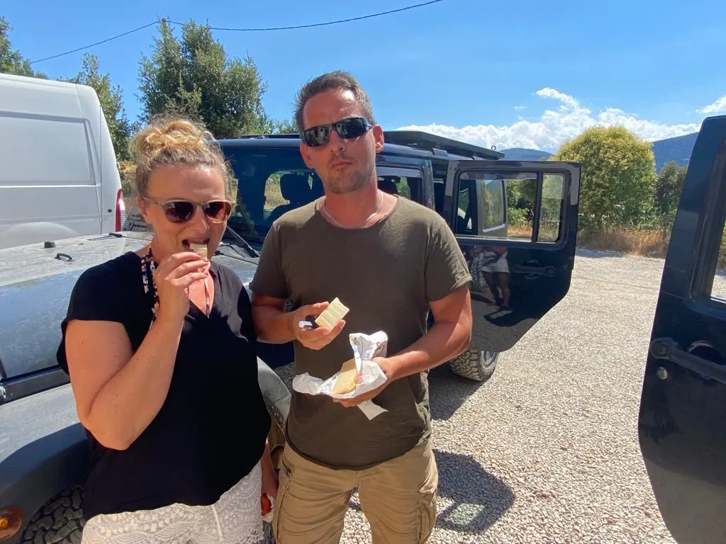 Zwei Reisende mit Sonnenbrille machen Pause neben den Jeeps