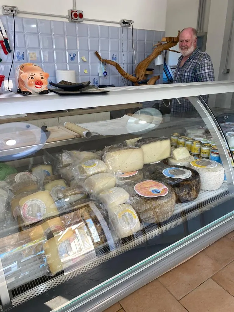 Käsetheke in einem Hofladen auf Sardinien