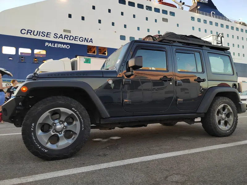 Jeep Wrangler vor einer Fähre nach Sardinien