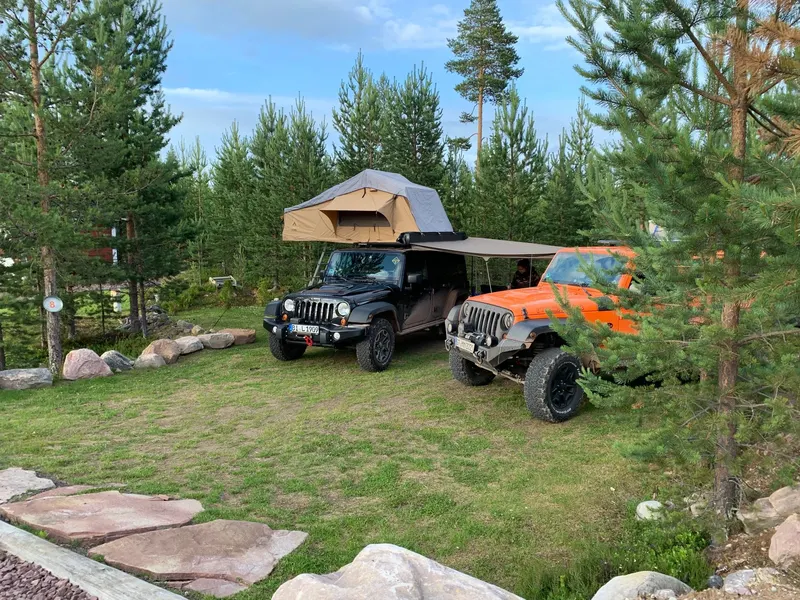 Zwei Jeep Wrangler mit Dachzelt auf einem Campingplatz