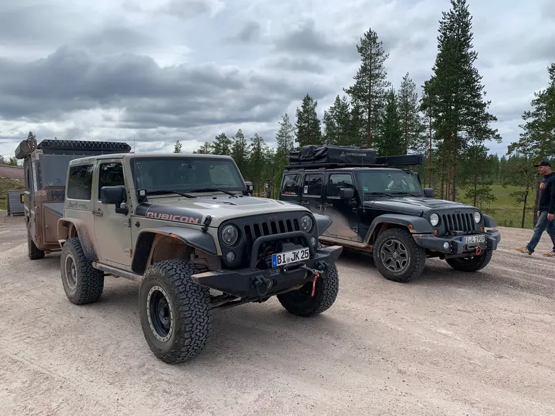 Zwei Jeep Wrangler mit Dachzelt auf einem Rastplatz