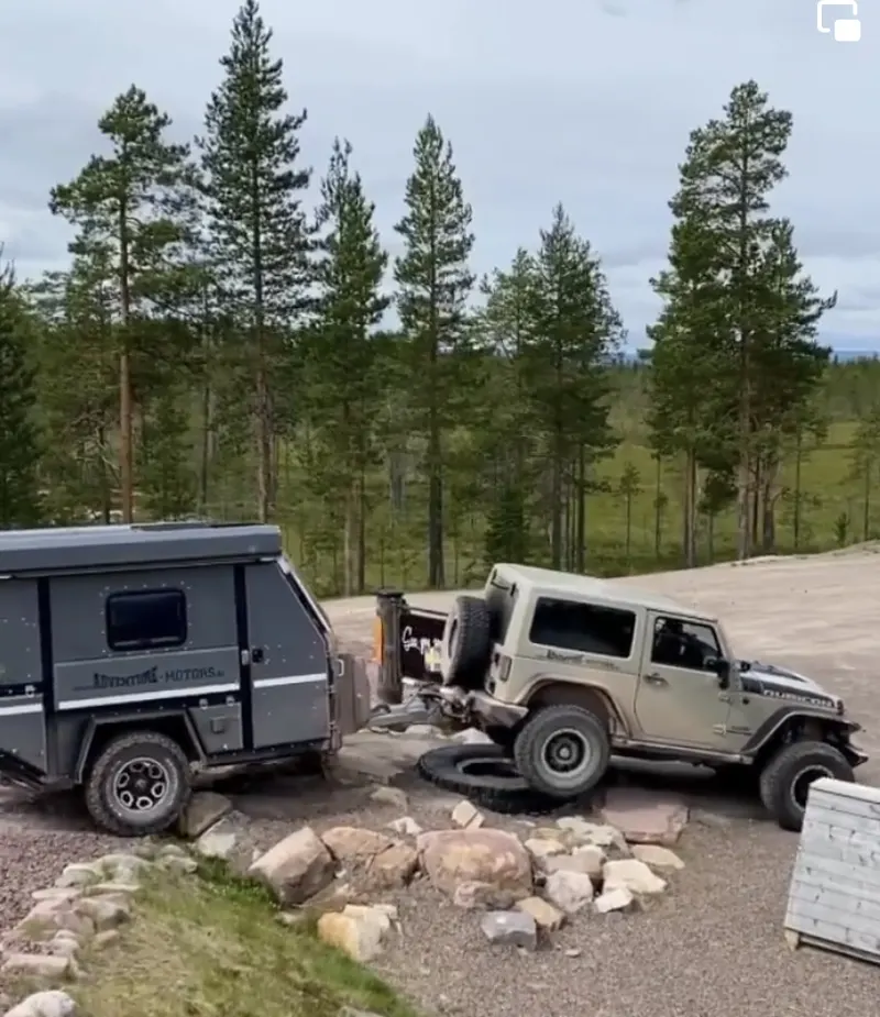 Jeep Wrangler mit Offroad-Anhänger auf einem Stellplatz